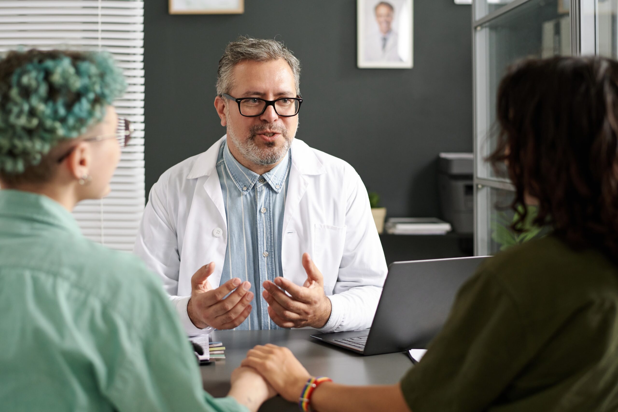 A medical professional discussing symptoms of chlamydia after a sexual encounter with a patient.